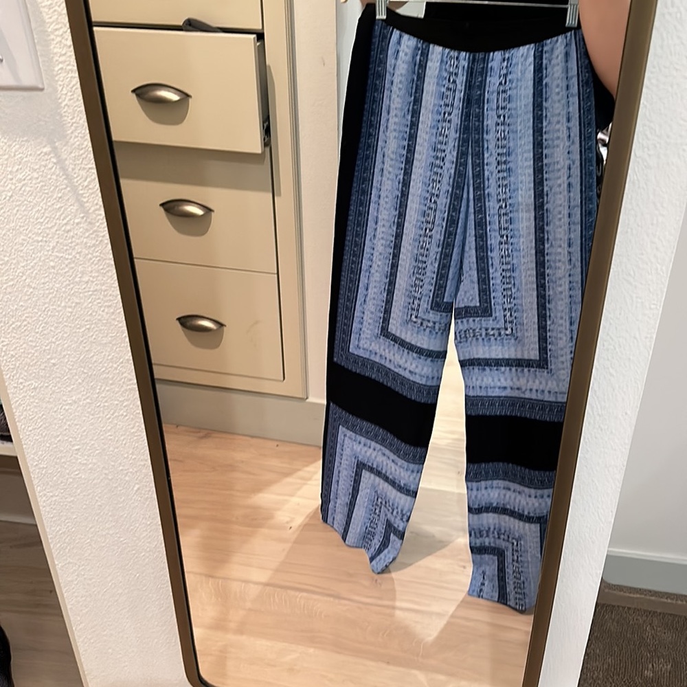Beautiful Navy Blue printed BCBG Max Azria Pant.